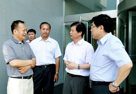 杨汭副省长与张经华副市长、胡英杰主任和公司董事长陈忠林