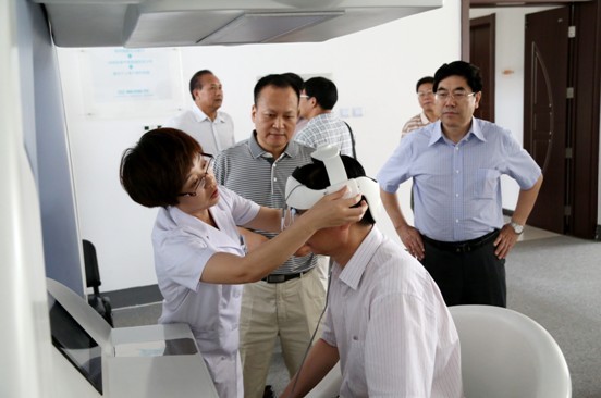 杨副省长亲自体验HRA健康风险评估