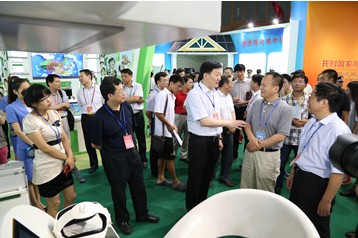 秦皇岛市人民政府市长商黎光在HRA展区与公司领导亲切交谈